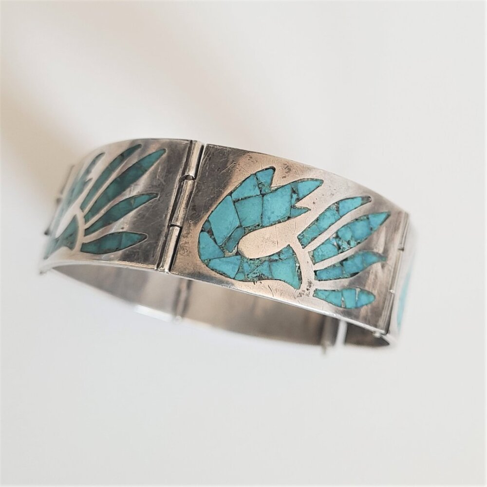 Sterling Silver Mexico Vintage Bracelet with Inlayed Turquoise Native Design.